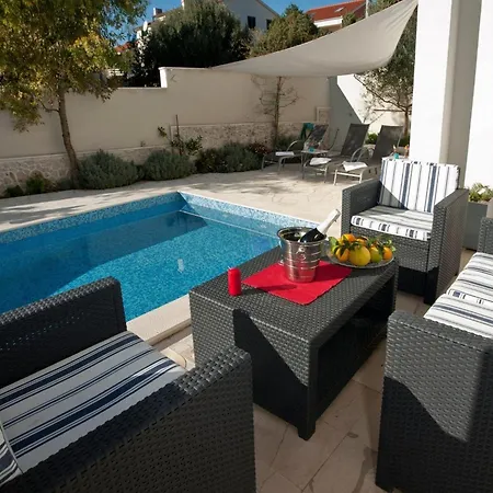 Ingrid - Four Bedroom With Pool Τρογκίρ