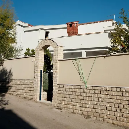 Ingrid - Four Bedroom With Pool Σπίτι διακοπών Τρογκίρ