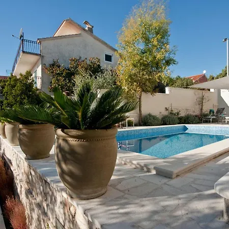 Σπίτι διακοπών Ingrid - Four Bedroom With Pool Τρογκίρ