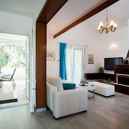 Ingrid - Four Bedroom With Pool Σπίτι διακοπών Τρογκίρ