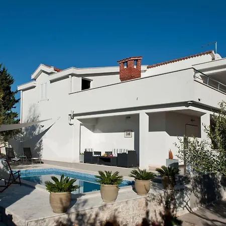 Σπίτι διακοπών Ingrid - Four Bedroom With Pool